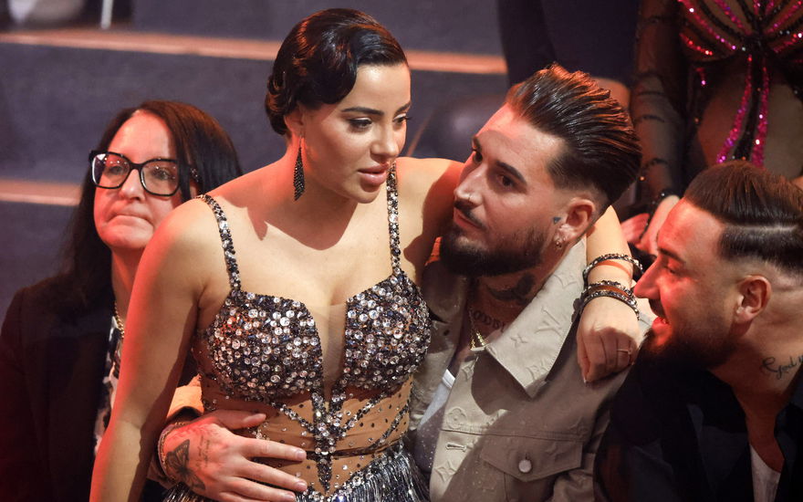 Leyla Heiter und Mike Heiter gucken ernst