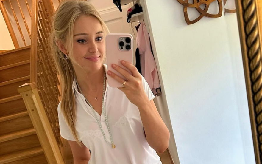 Patrice Aminati macht Selfie im Spiegel