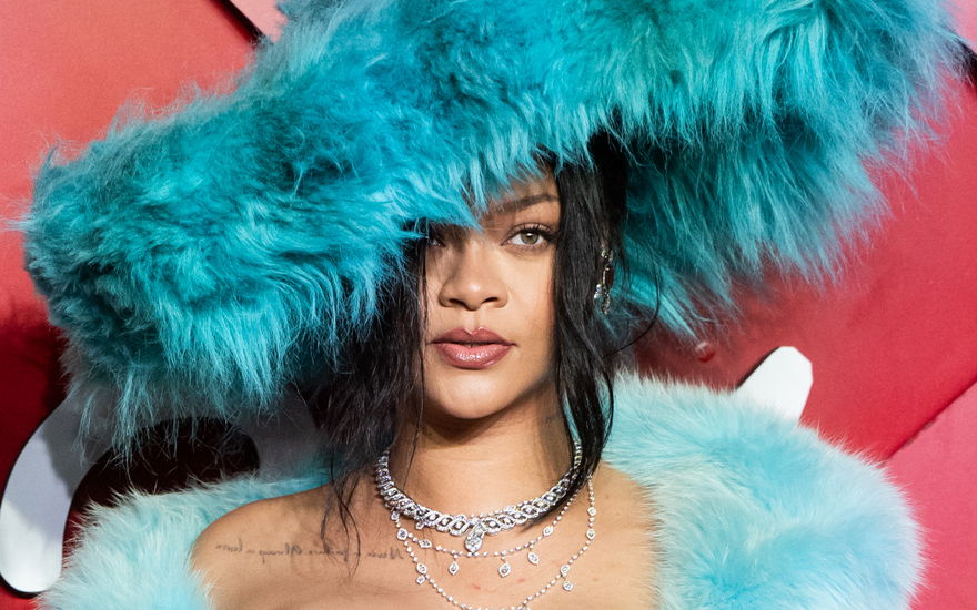 Rihanna mit Federhut