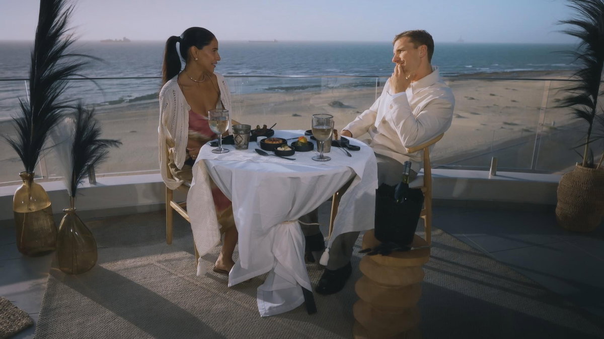 Seyma und Felix sitzen an einem Tisch