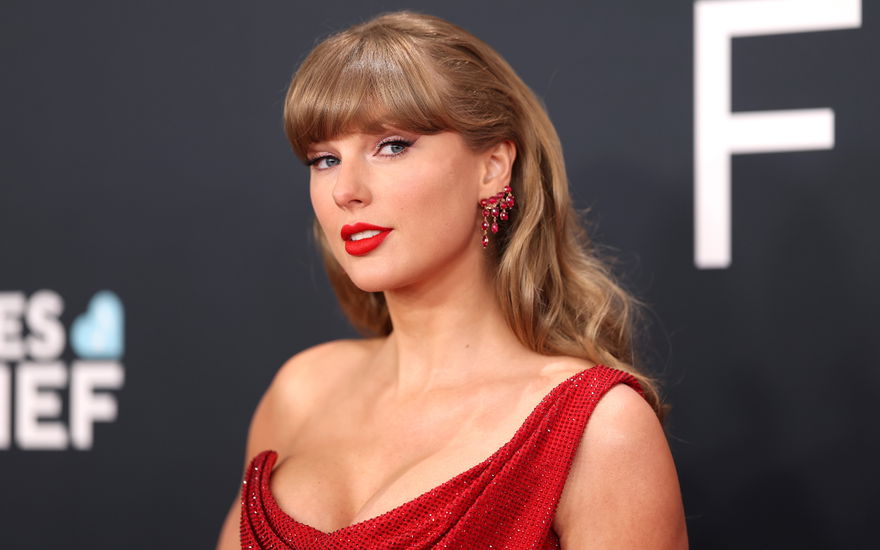 Taylor Swift schaut zur Seite