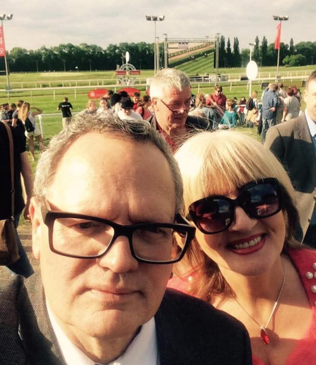 Ulli Potofski mit seiner Partnerin Nadja bei einem Pferderennen