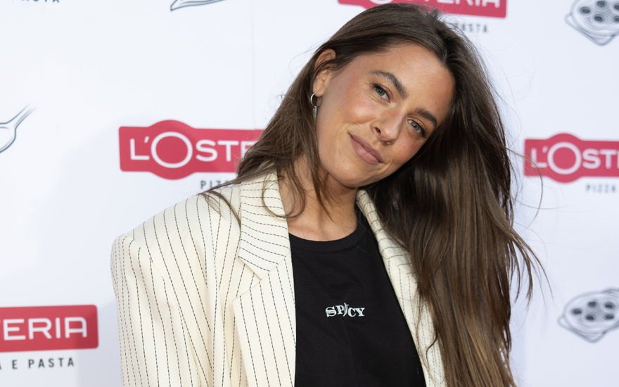 Vanessa Mai lächelt mit leicht schrägem Kopf