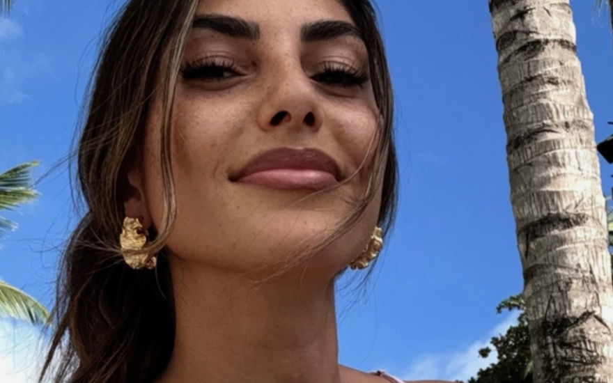 Selfie von Yeliz Koc vor Palmen