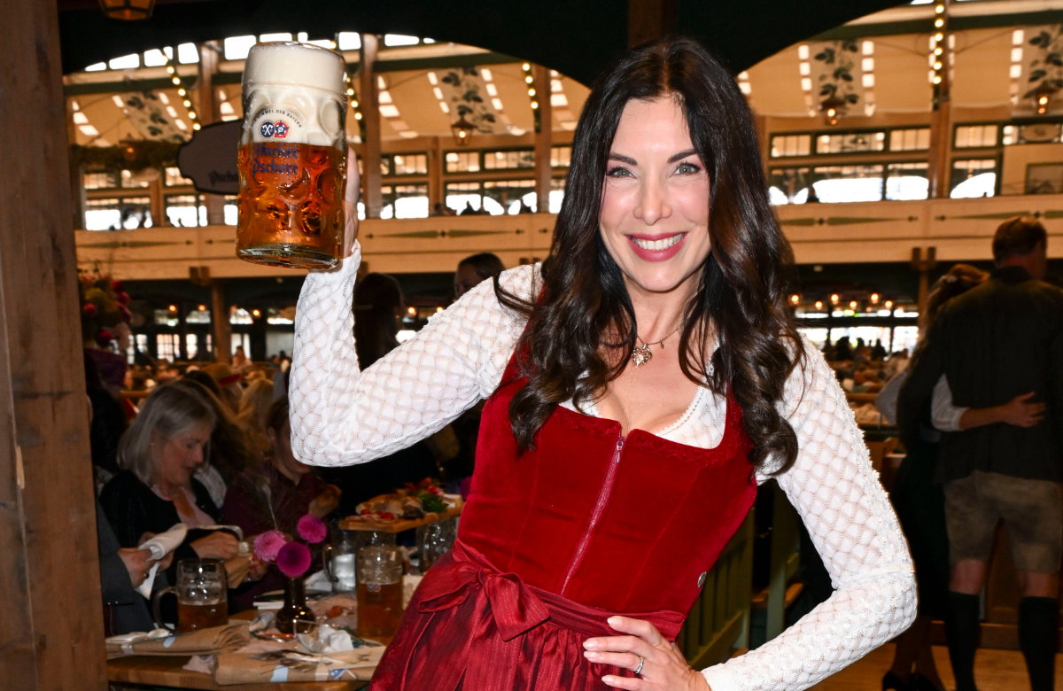 Alexandra Polizin im roten Dirndl