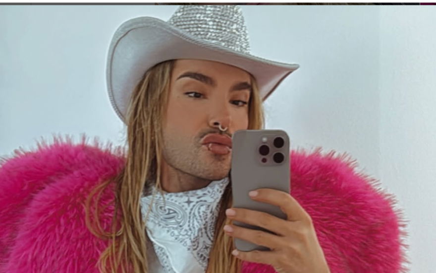 Bill Kaulitz macht Kussmund