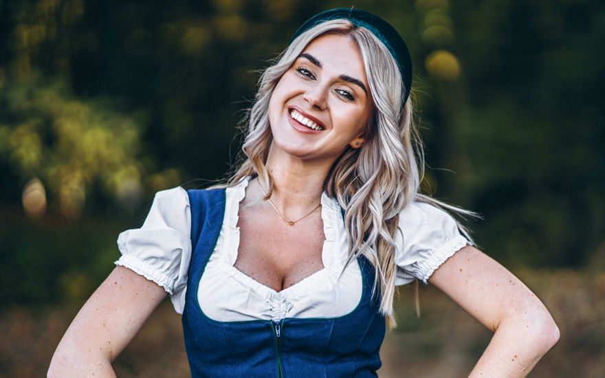 Schöne Frau im Dirndl
