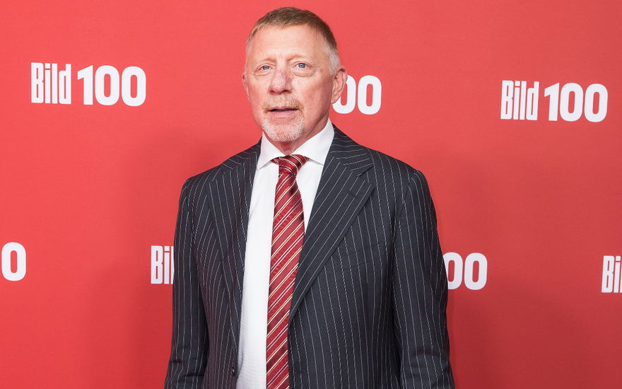 Boris Becker vor bild-wand