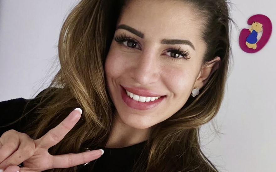 Eva Benetatou zeigt Peace-Zeichen