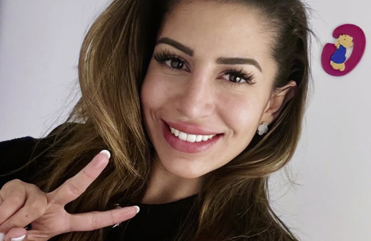 Eva Benetatou zeigt Peace-Zeichen