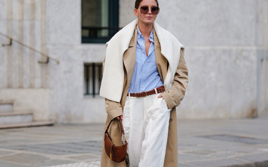 Eine Frau in einem stylischen Office-Look
