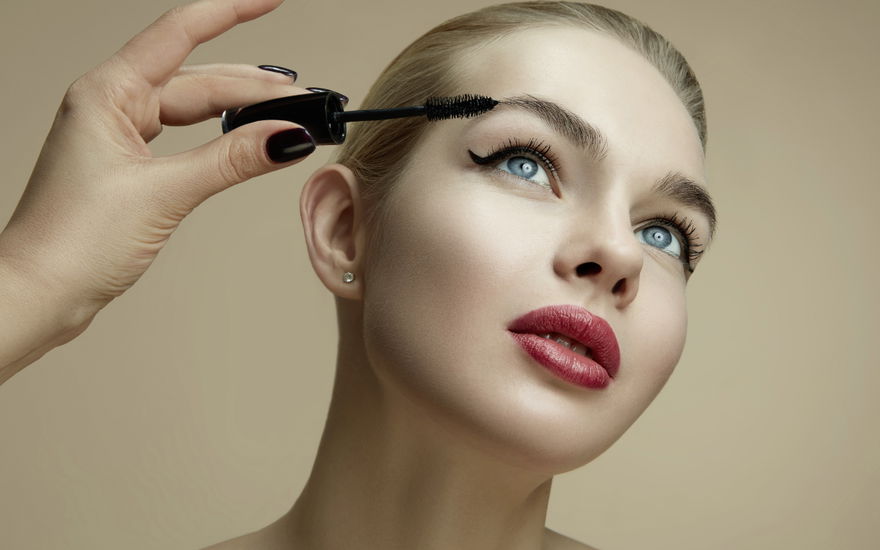 Frau tuscht Mascara