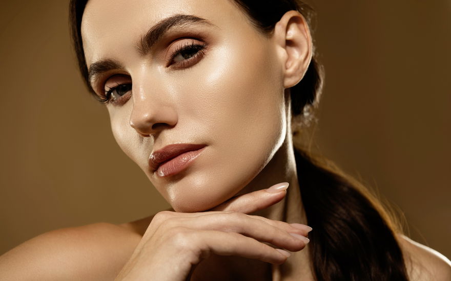 Frau mit make-up-primer