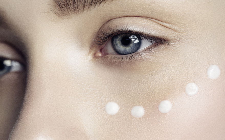 Frau mit Augencreme