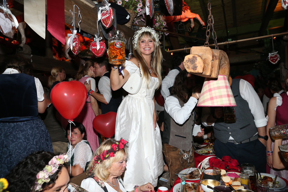 Heidi Klum auf dem Oktoberfest mit Bierkrug