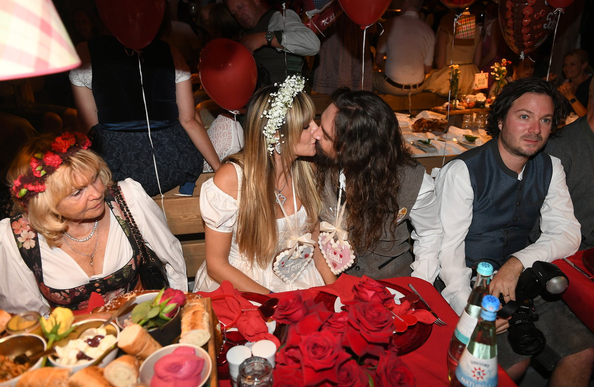 Heidi Klum und Tom Kaulitz küssen sich auf dem Oktoberfest