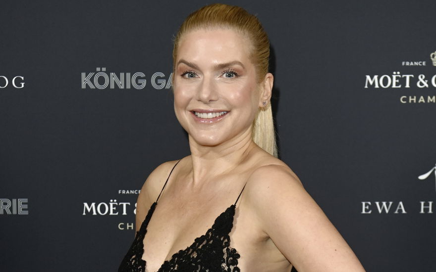 Jeanette Biedermann lächelt