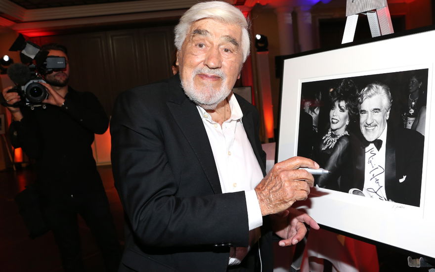 Mario Adorf gibt Autogramm