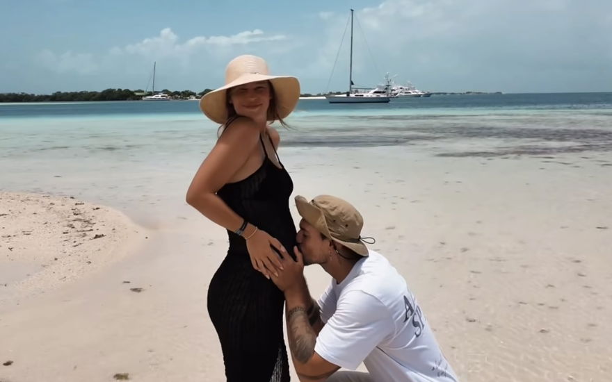 Max Bornmann küsst Melinas Babybauch