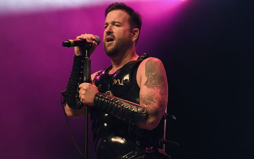 Michael Wendler in Rüstung auf Bühne