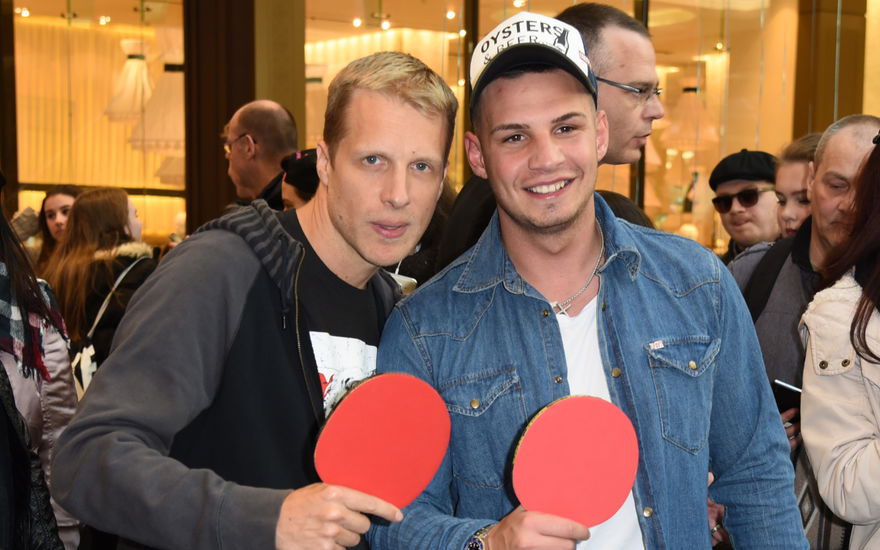 Oliver Pocher und Pietro Lombardi mit Tischtennisschlägern