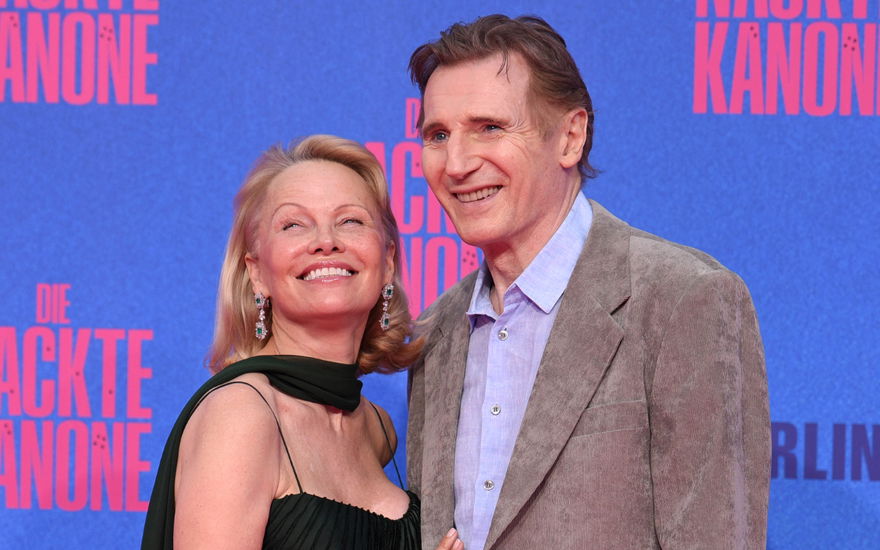 Pamela Anderson kuschelt mit Liam Neeson