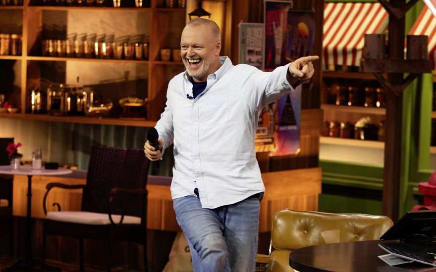 Stefan Raab tanzt, zeigt dabei mit Finger