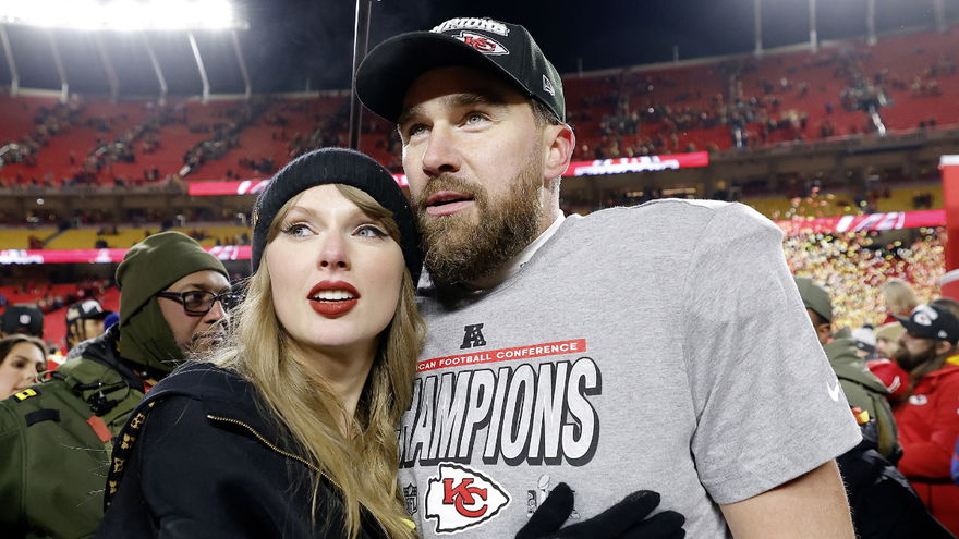 Taylor Swift kuschelt mit Travis Kelce