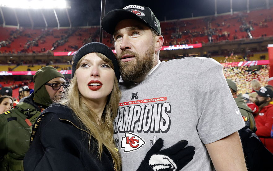 Taylor Swift kuschelt mit Travis Kelce