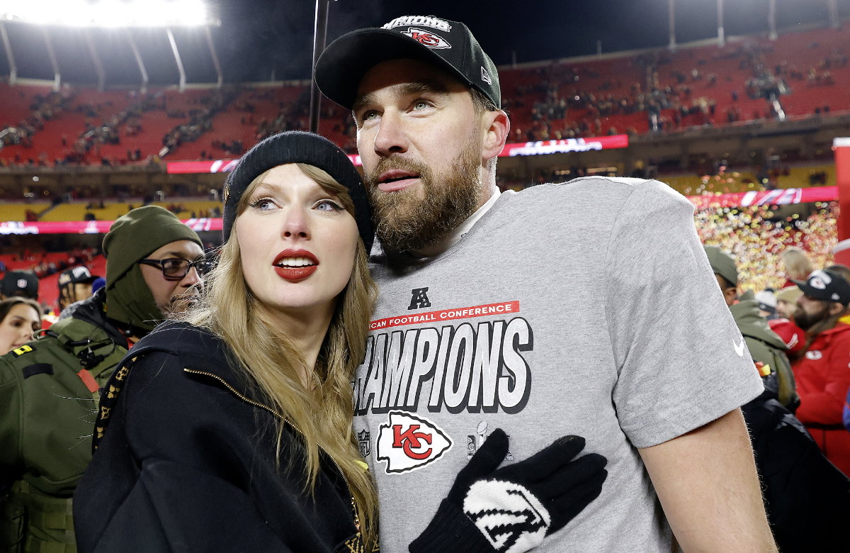 Taylor Swift kuschelt mit Travis Kelce