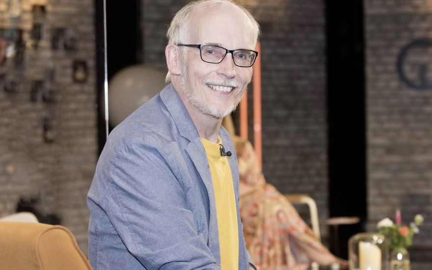 Thomas Kinne schaut über Schulter