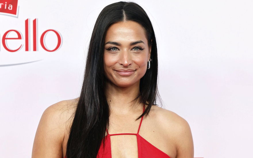 Amira Aly lächelt im roten Kleid