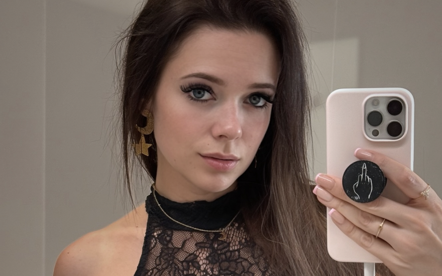 Anne Wünsche mit Handy