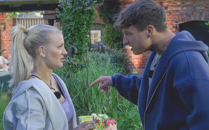 Edda Pilz und Micha streiten im Sommerhaus