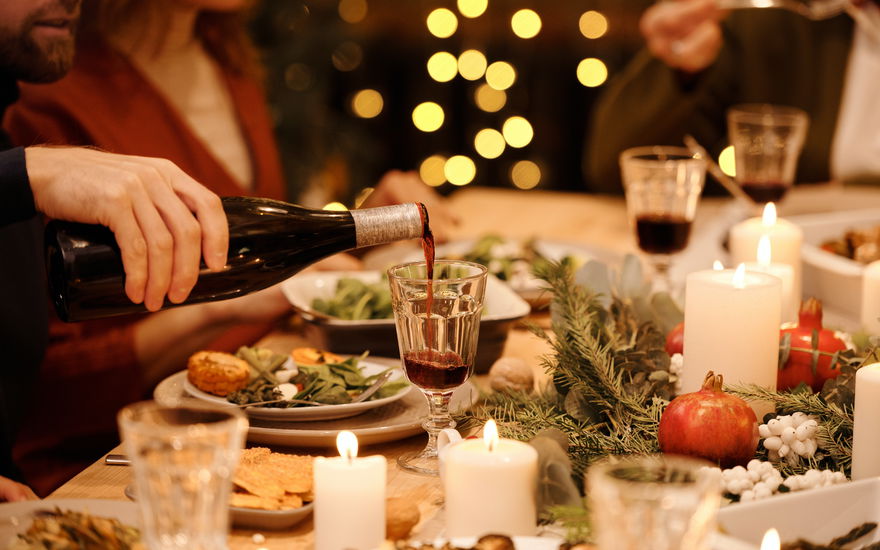 Ein weihnachtlich geschmückter Tisch