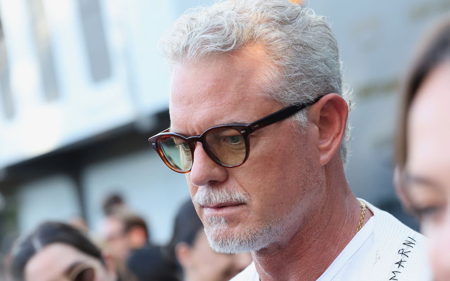 Eric Dane guckt mit Brille traurig nach unten