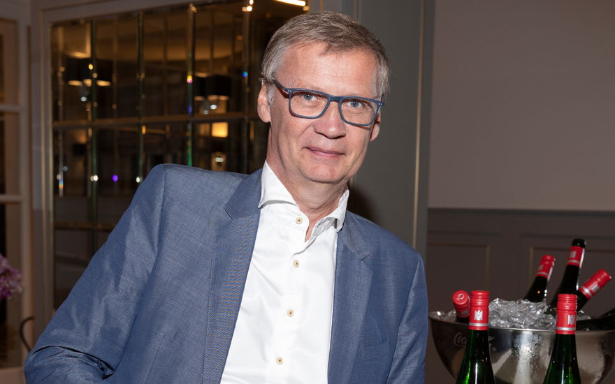 Günther Jauch lehnt sich an Bar
