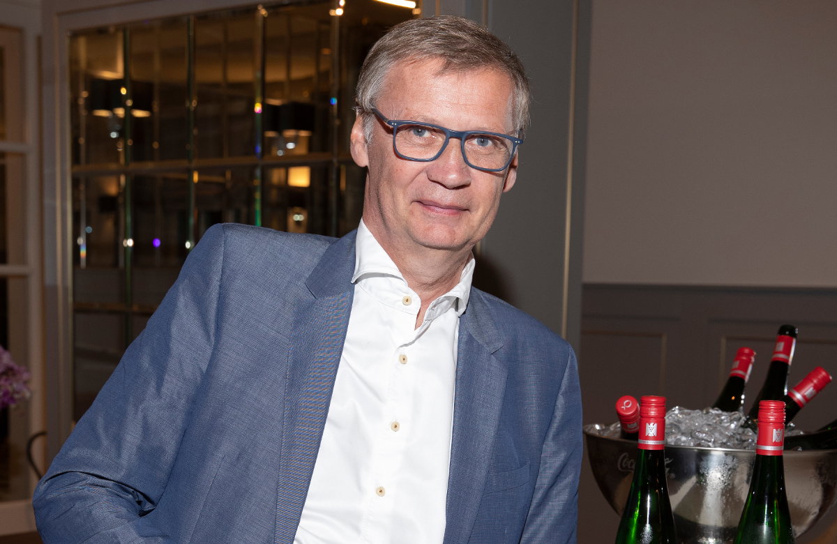 Günther Jauch lehnt sich an Bar