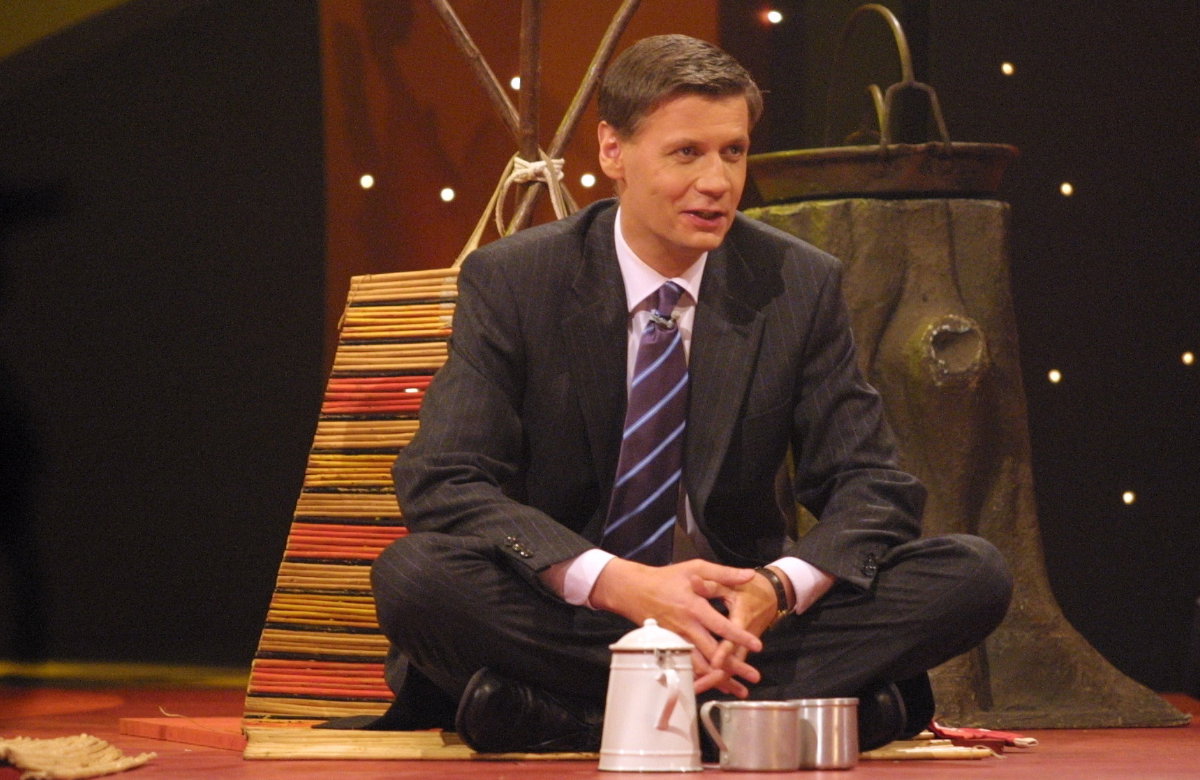 Günther Jauch im Schneidersitz