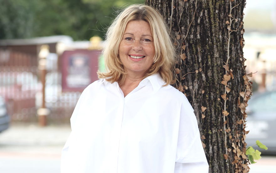 Karin Thaler am Baum von Die Rosenheim Cops