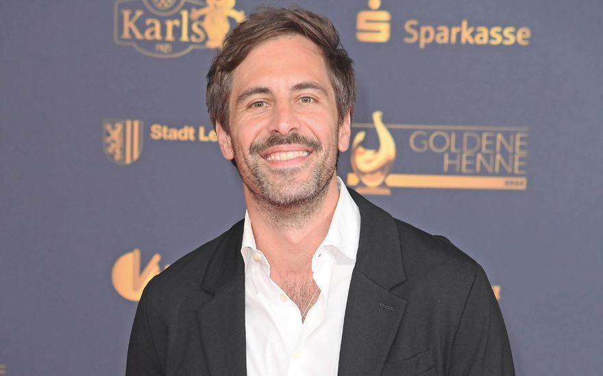 Max Giesinger lacht bei Goldener Henne