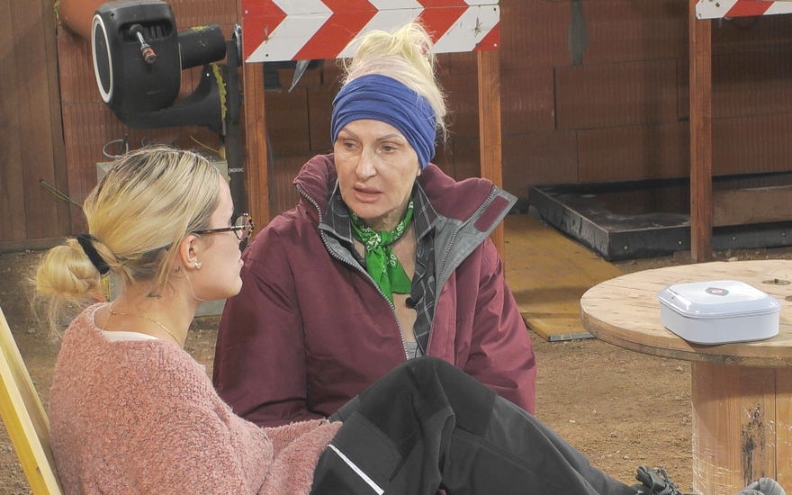 Désirée Nick unterhält sich bei "Promi Big Brother" mit Laura Blond