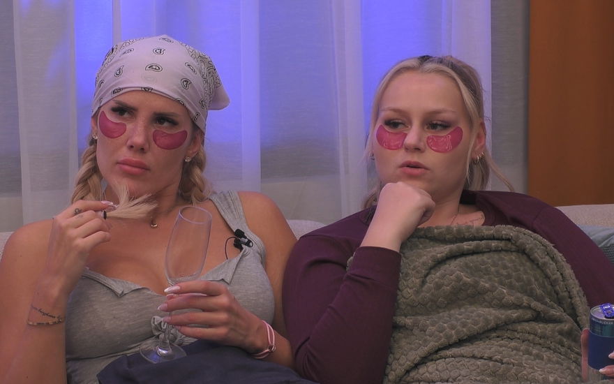 Laura Blond und Sarah-Jane Wollny sitzen bei "Promi Big Brother" nebeneinander