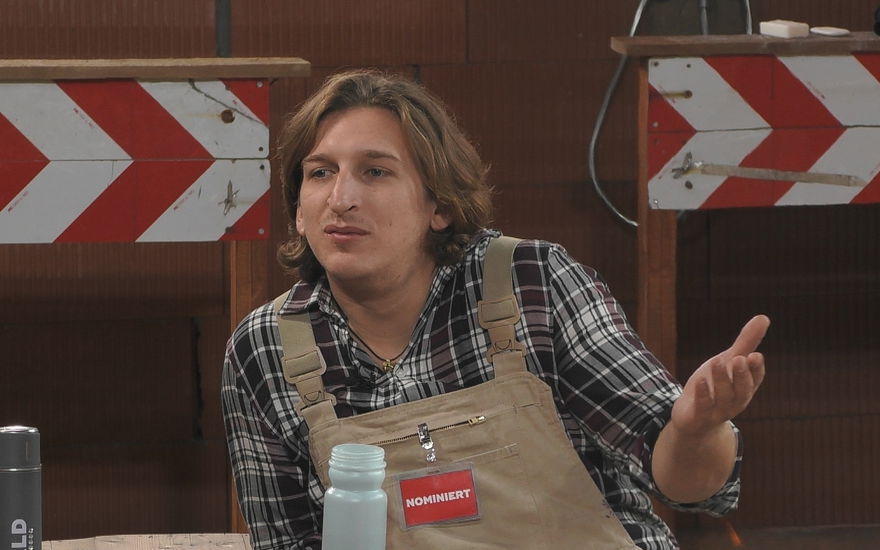 Erik Seidel alias "Satansbratan" gestikuliert im "Promi Big Brother"-Haus