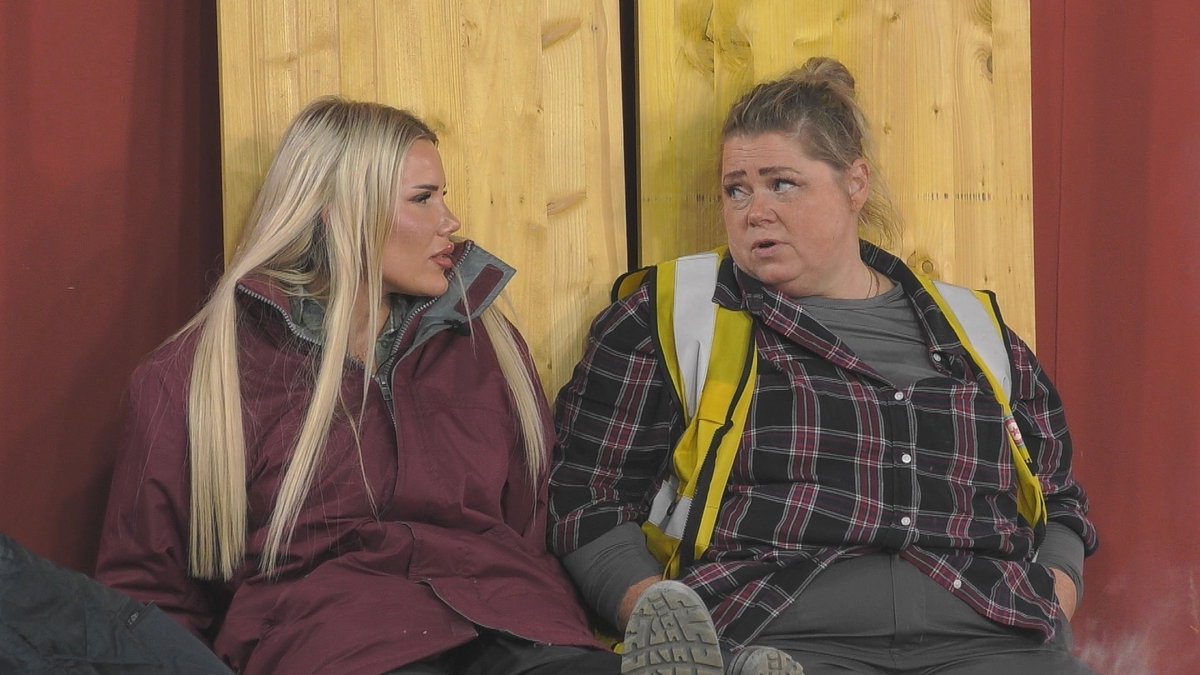 Laura Blond und Karina Kipp unterhalten sich bei "Promi Big Brother"