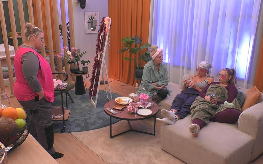 Karina, Désirée, Sarah-Jane Wollny und Laura in der "Musterwohnung" bei "Promi Big Brother"