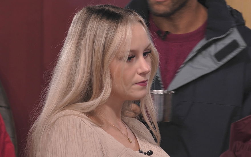 Sarah-Jane Wollny von der Seite bei "Promi Big Brother"