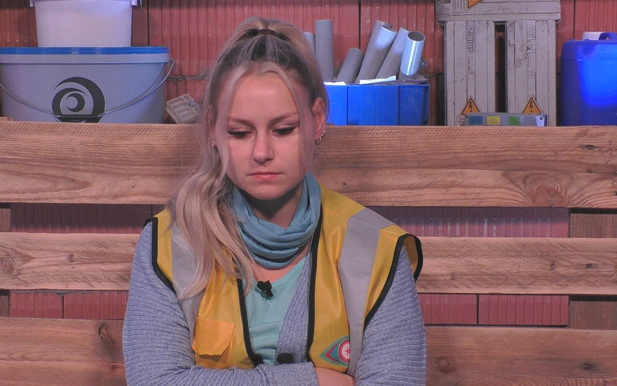 Sarah-Jane Wollny guckt bei "Promi Big Brother" im Einzelinterview traurig nach unten