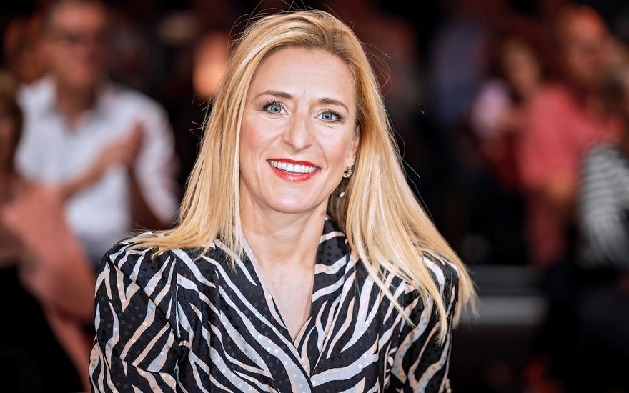 Stefanie Hertel lacht