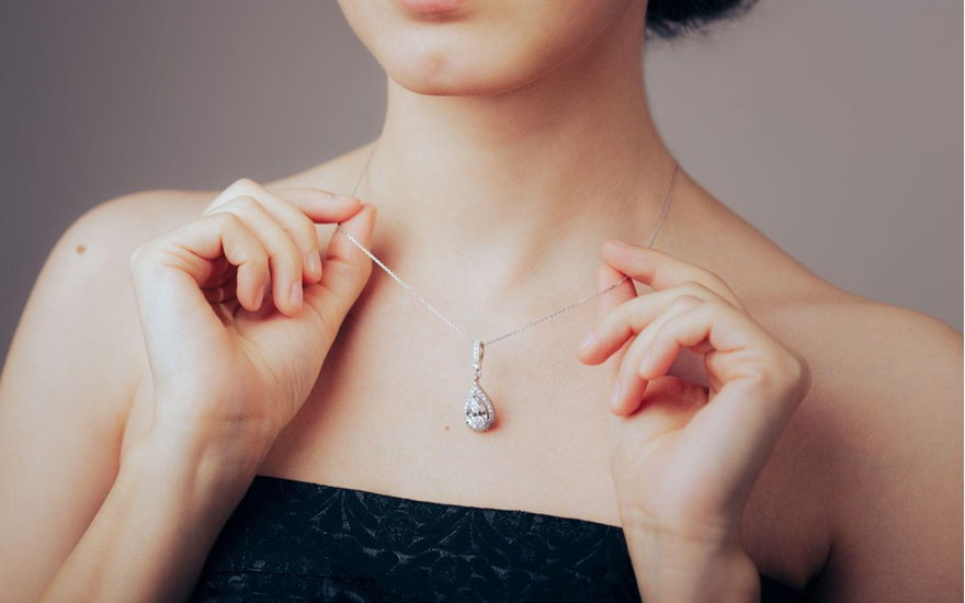 Eine Frau trägt eine filigrane Kette